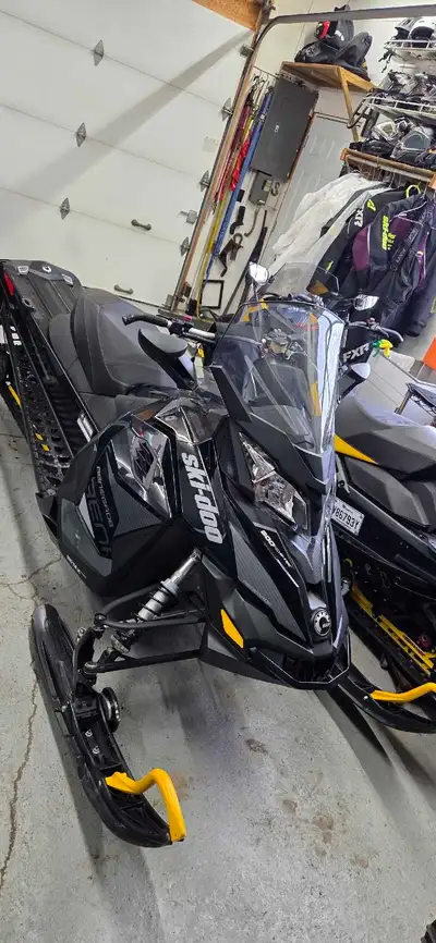 2018 skidoo renegade 600etec in very good condition, with wheels on skis, snow scratchers, extra win...