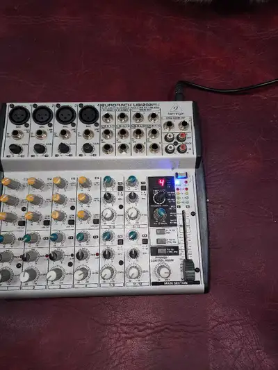 Behringer UR12, View more