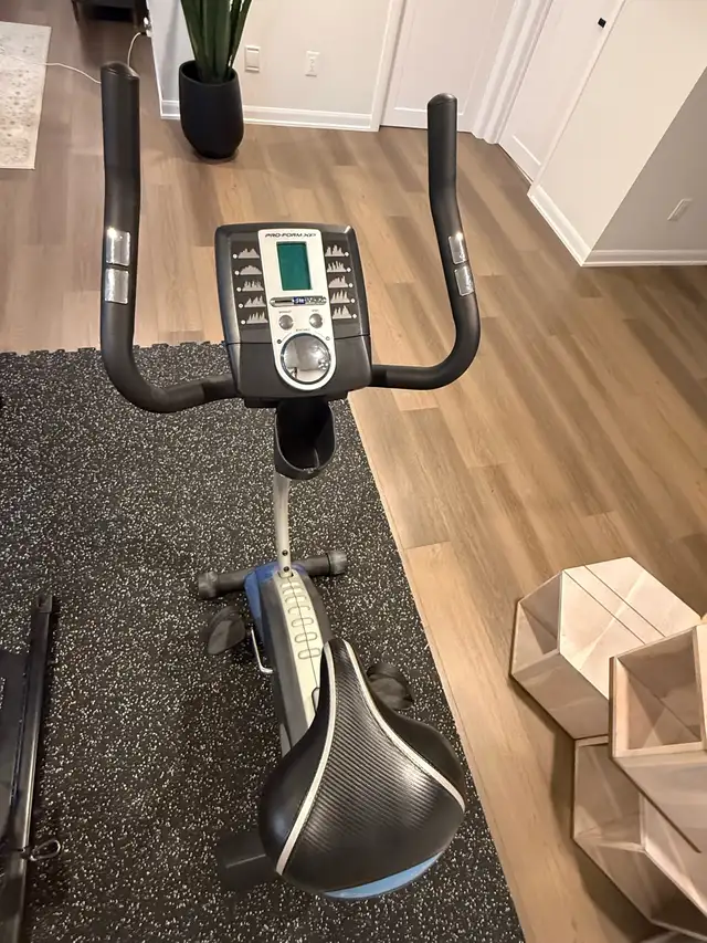 Treadmill and Exercise Bike in Exercise Equipment in Ottawa - Image 8