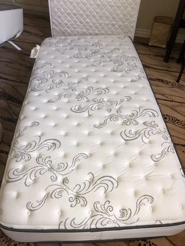 Cadre de lit à vendre (simple, double, queen, king) in Beds & Mattresses in City of Montréal - Image 2