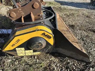MB -L200 Hydraulic driven excavator/ with loader mount as well works well crushconcrete/asphalt and...