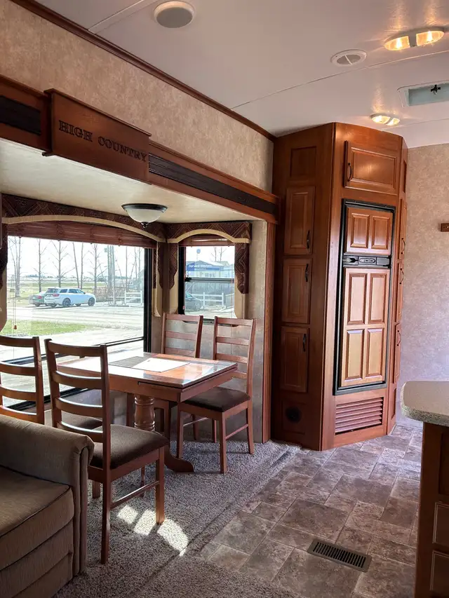 Fifth Wheel 2013 Cougar High Country 315RES - Spacious & Cozy in Travel Trailers & Campers in Regina - Image 3