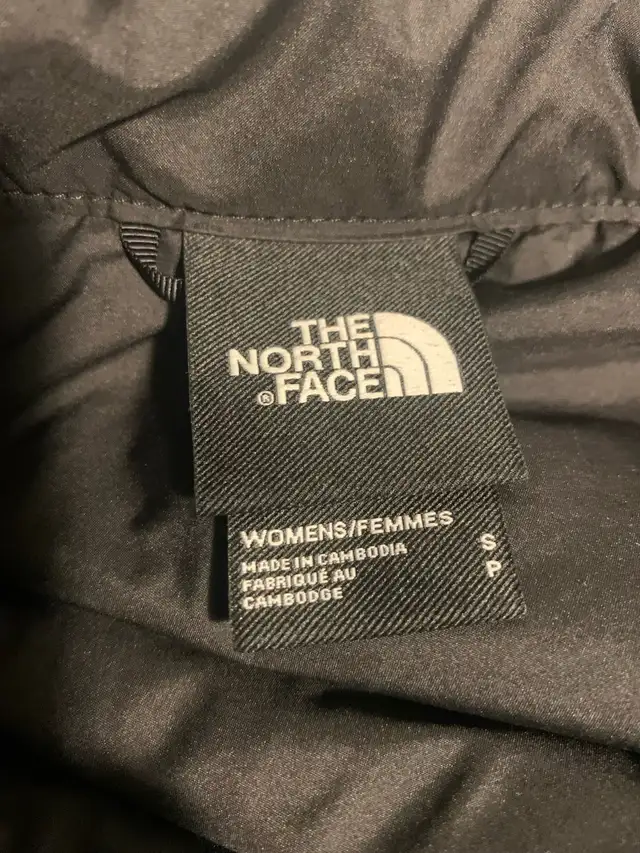 The North Face Jacket Sm in Women's - Tops & Outerwear in Calgary - Image 4