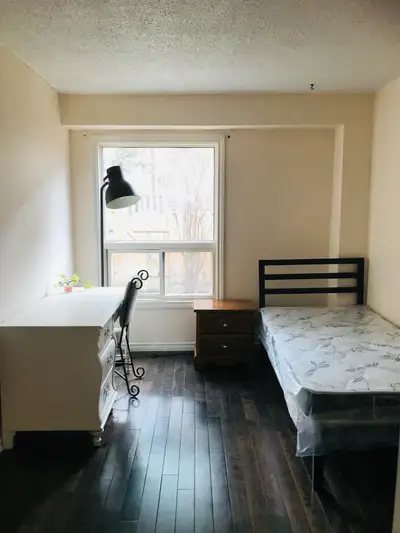 Bright bedroom for rent, 15 min walk to UTM