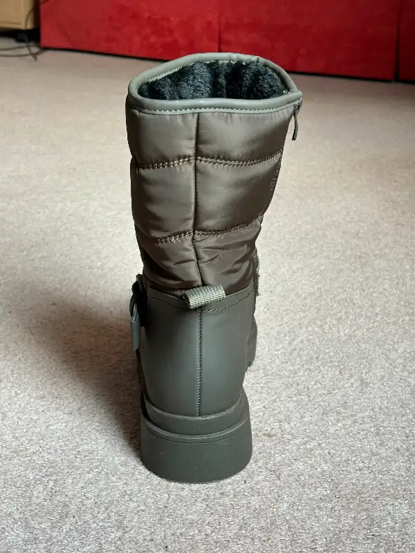 Winter boots waterproof size 11 warm like new63005665686275123