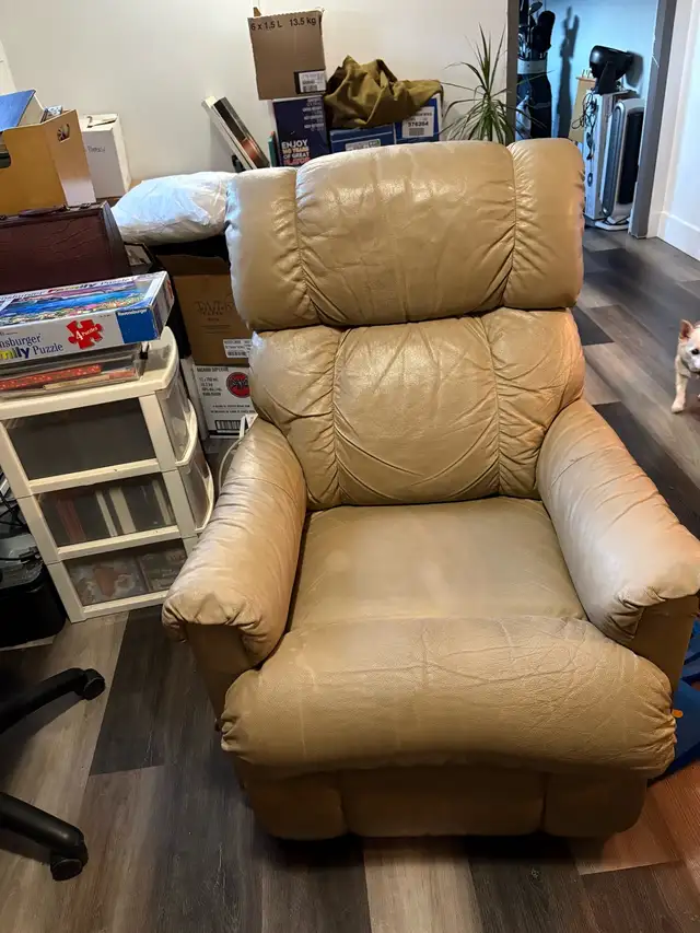 Beige leather lazyboy recliner in Chairs & Recliners in Penticton - Image 4