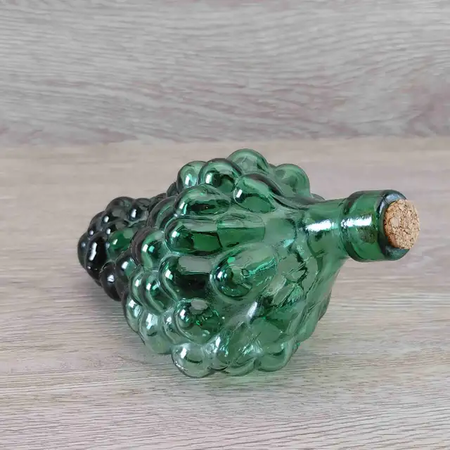 VINTAGE 1970s pair Glass Grape Clusters Decanters GREEN & CLEAR in Arts & Collectibles in City of Toronto - Image 5