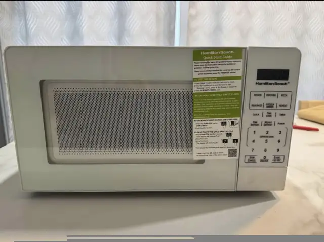 Hamilton Beach 0.7 cu. ft. 700W Compact Microwave – White in Microwaves & Cookers in City of Toronto - Image 4