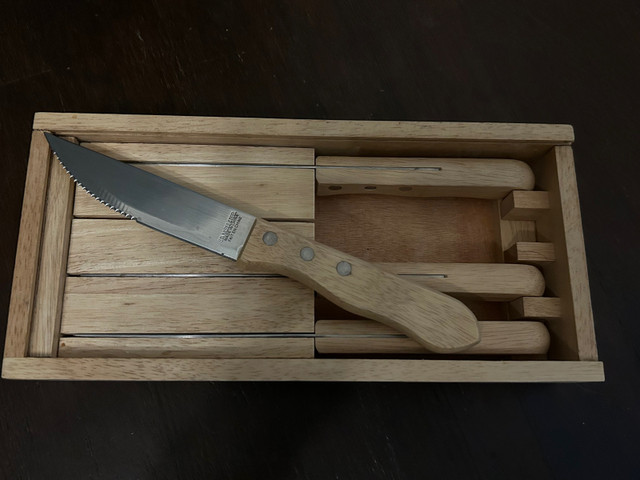 Steak Knife set in Kitchen & Dining Wares in Calgary - Image 2