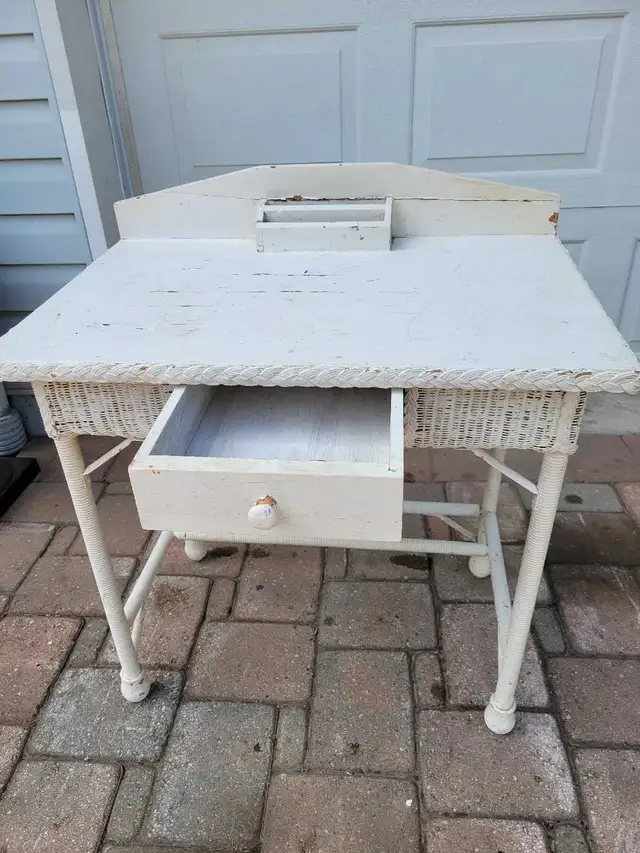 Antique Wicker Desk - Vintage Country Collectible in Other Tables in Mississauga / Peel Region - Image 6