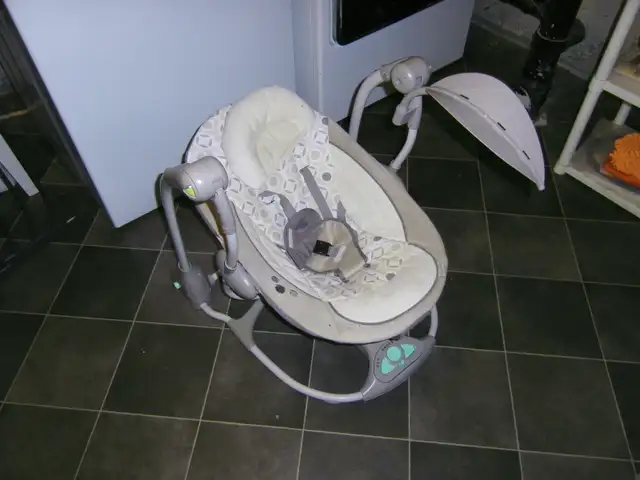 Baby rocker, automatic. in Playpens, Swings & Saucers in Markham / York Region - Image 2