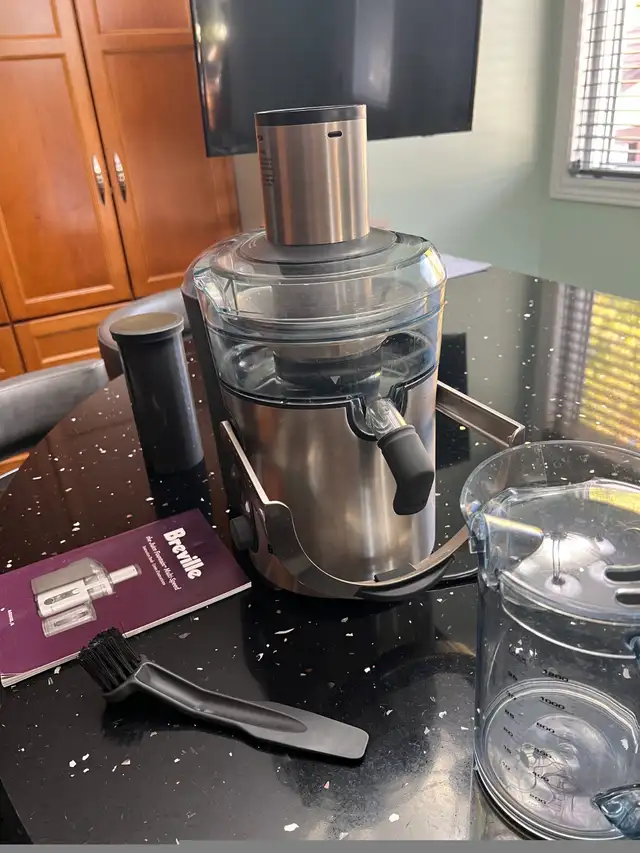 Breville Juicer in Processors, Blenders & Juicers in Hamilton - Image 7
