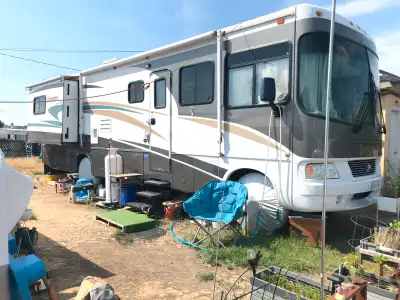 Selling our 2006 Georgetown xl with low Kms of 63,000 , 34’ feet long ,Triton v10 gas engine, self l...