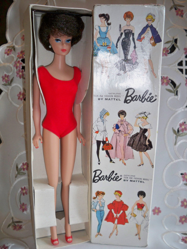1964-67 "Bubble-Cut" Barbie (0850) Box with Stand (Mattel) in Arts & Collectibles in Fredericton - Image 4