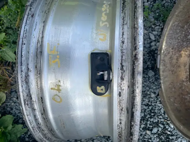16 inch Rims with TPMS Sensors in Tires & Rims in Cole Harbour - Image 7