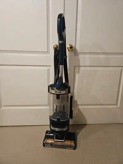 Shark Lift Away Vacuum Cleaner. Model UV57200CCO. Good condition, works well.