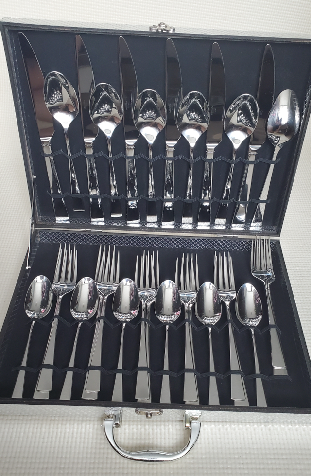 30 piece Flatware Set - comes with gift case in Kitchen & Dining Wares in City of Toronto - Image 7