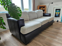 Grand divan 3 places cuir et tissu; très confortable