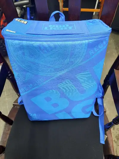 Gardez vos boissons au frais avec ce sac à dos refroidisseur Bud Light. Il est en parfait état, idéa...