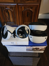 PSVR2 Headset, controllers and charge station