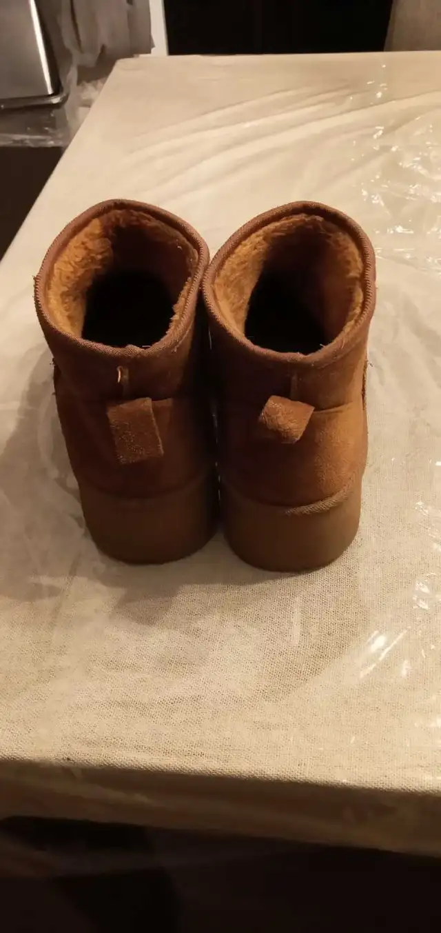 bottes platform style UGG pour femme, grandeur 10 in Women's - Shoes in Laval / North Shore - Image 3