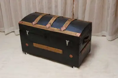 Coffre, malle antique, début 19’s 135$, bombé  +1prime, livré, View more