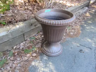 Smoke free - CASH ONLY. Great for veggies, tomatoes or flowers. * pic. 1 - (p38) - large brown urn -...