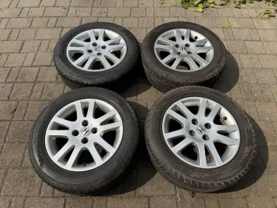 Tires are not usable due to age. Price is only for the rims, rims in good condition. Are from a 2004...