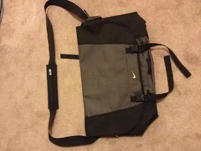Branded Nike Laptop - Messenger Bag Polyester and nylon. Padded laptop pocket. Adjustable shoulder s...