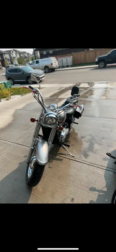 Looking for a reliable and head-turning cruiser? This Kawasaki Vulcan 800 is a timeless classic that...