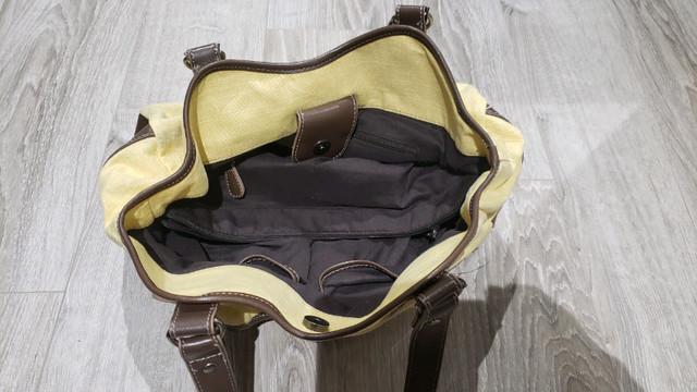 Yellow purse lined with brown in Women's - Bags & Wallets in Oakville / Halton Region - Image 2