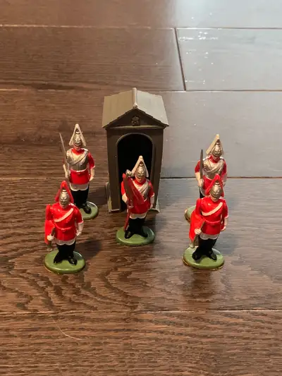 Vintage 70's Britain Toy Soldiers Rare - 5 Life Guards 1/32 54mm 5 foot Life Guards with Guard Box R...
