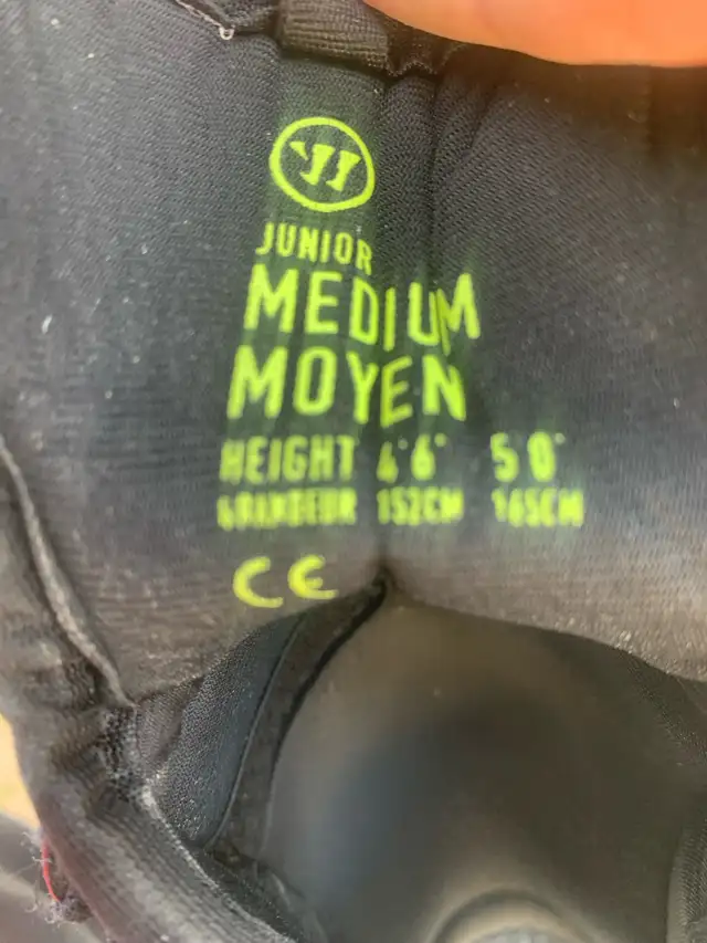 hockey elbow pads in Hockey in Edmonton - Image 4