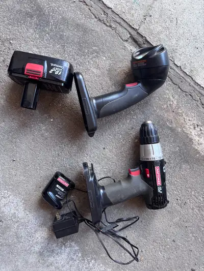 This pre-owned Craftsman 19.2V cordless drill and flashlight set is a reliable addition to any DIY t...
