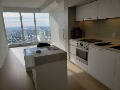 Haut de gamme et abordable, magnifique condo lumineux à louer au 50e étage, côté ouest pour 1900$ pa...