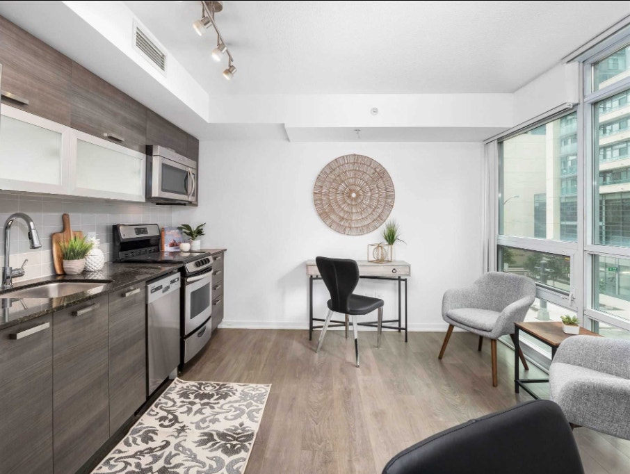 Beautiful 2 Bedroom Condo at Queen/ Dufferin for Rent 2