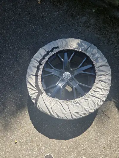 Pneus d’hiver à vendre pour Volkswagen id 4 Prix $1000 2 mois d’usure, comme neuf. Valeur de 2100$ 2...
