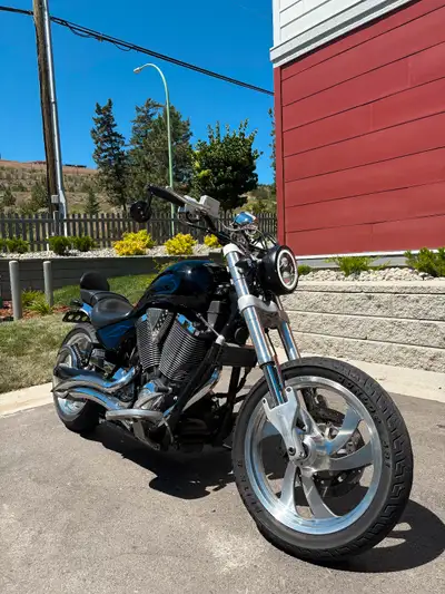 2005 Victory Kingpin motorcycle for sale. 92cu in V twin in great shape, no concerns. Lots of custom...