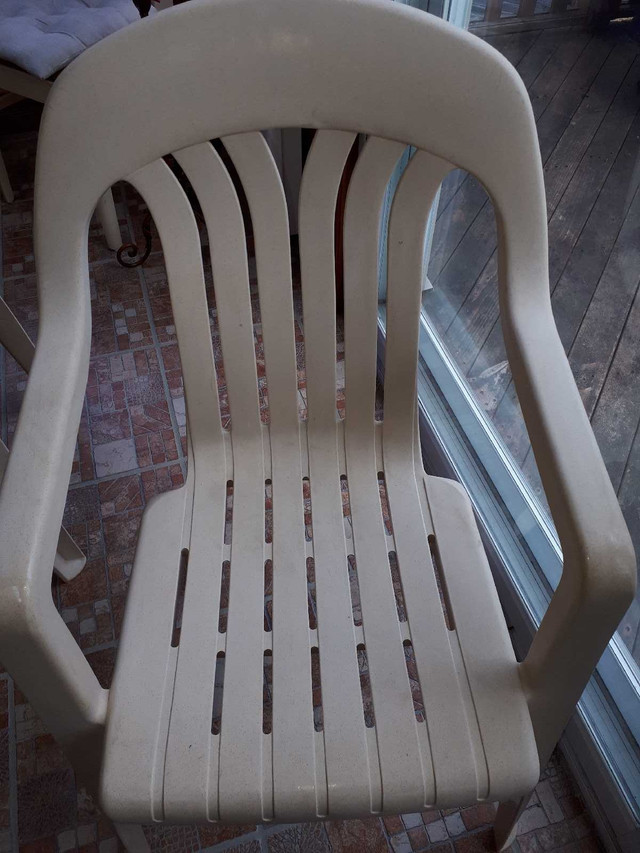 Table et chaises de patio en resine à vendre dans Mobilier pour terrasse et jardin  à Saguenay - Image 2