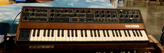 PROPHET 5 SEQUENTIAL CIRCUITS MODEL 1000 ANALOG SYNTHESIZER in Pianos & Keyboards in Winnipeg - Image 4