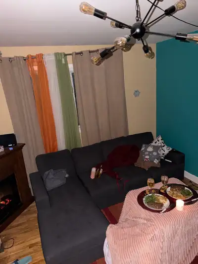 Bonjour! Nous sommes une jeune famille de 4 (2 enfants de 4 et 1 ans). Nous cherchons un 5 et demie...