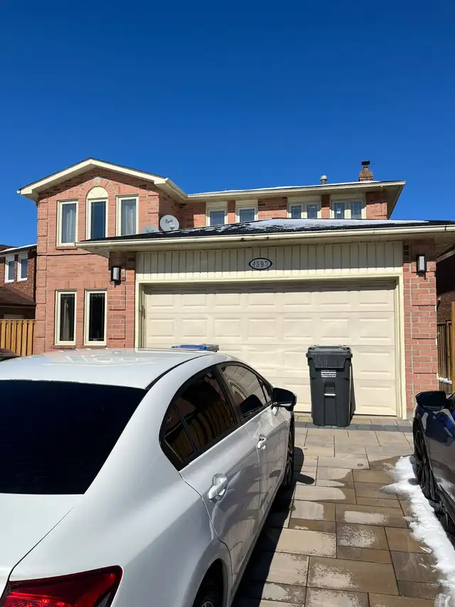 MASTER BEDROOM WITH ATTACHED WASHROOM AVAIALBLE IN MISSISSAUGA