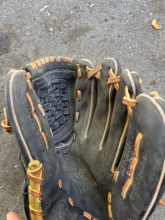 Baseball gloves in Baseball & Softball in Oshawa / Durham Region - Image 4