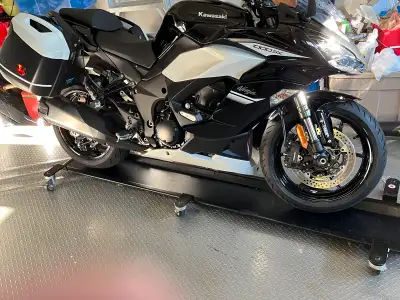 Perfect condition. 3171 KM. Kawi hardbags with Kawi liner bags. Kawi frame sliders. No mods. Constan...