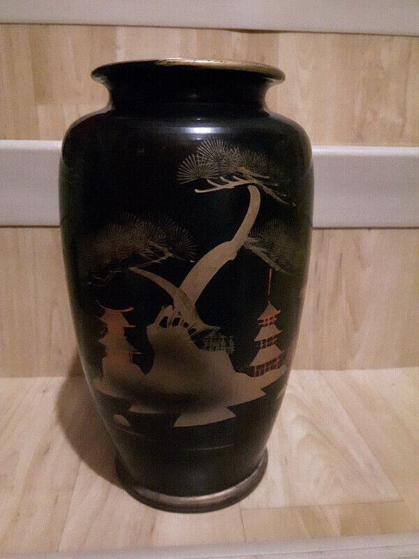 Vintage Asian Vase in Arts & Collectibles in Edmonton