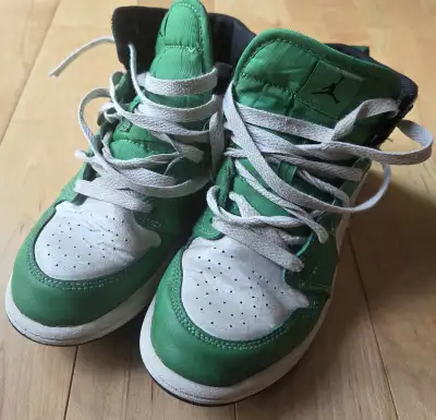 Jordan 1 Mid Size 2Y (Kids), View more