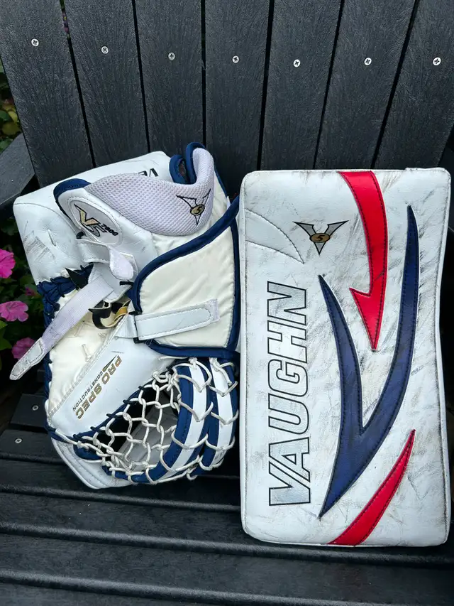 Hockey Goalie Equipment in Hockey in Hamilton - Image 4