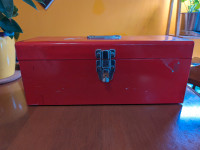 Boîte à outils en métal rouge - Robuste et spacieuse