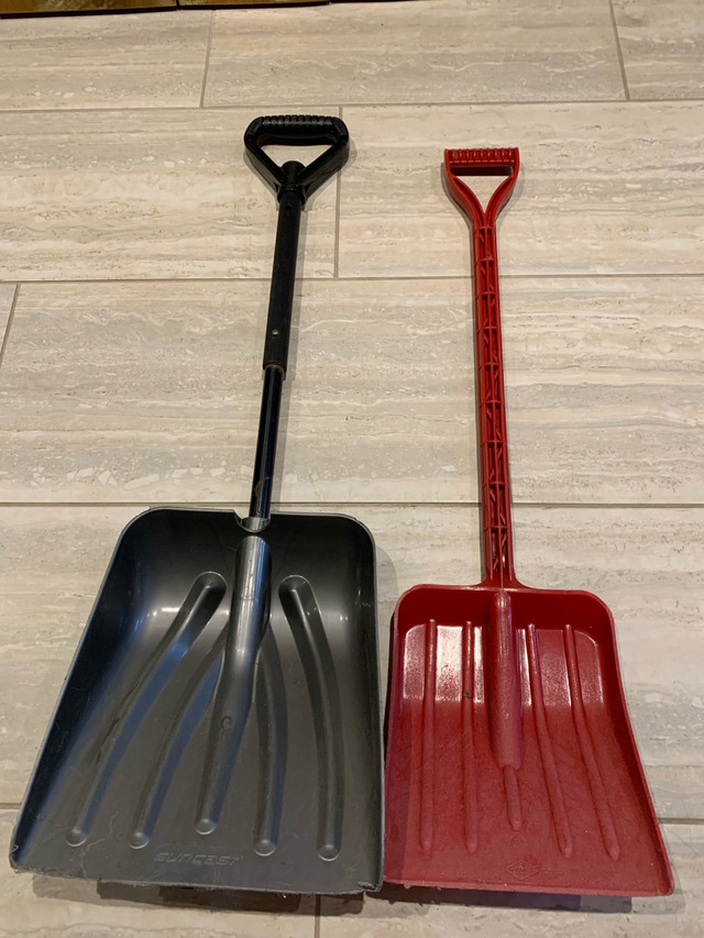 Small trunk snow shovels  in Outdoor Tools & Storage in London