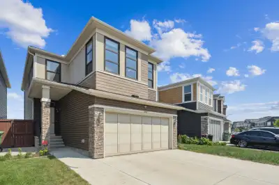 Please message Anastasia 403 998 8869 to schedule a showing! Welcome to this meticulously cared-for...